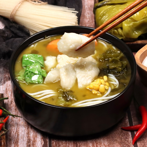 康德食品老坛酸菜采用传统老坛技术密封发酵，成就的地道老坛酸菜